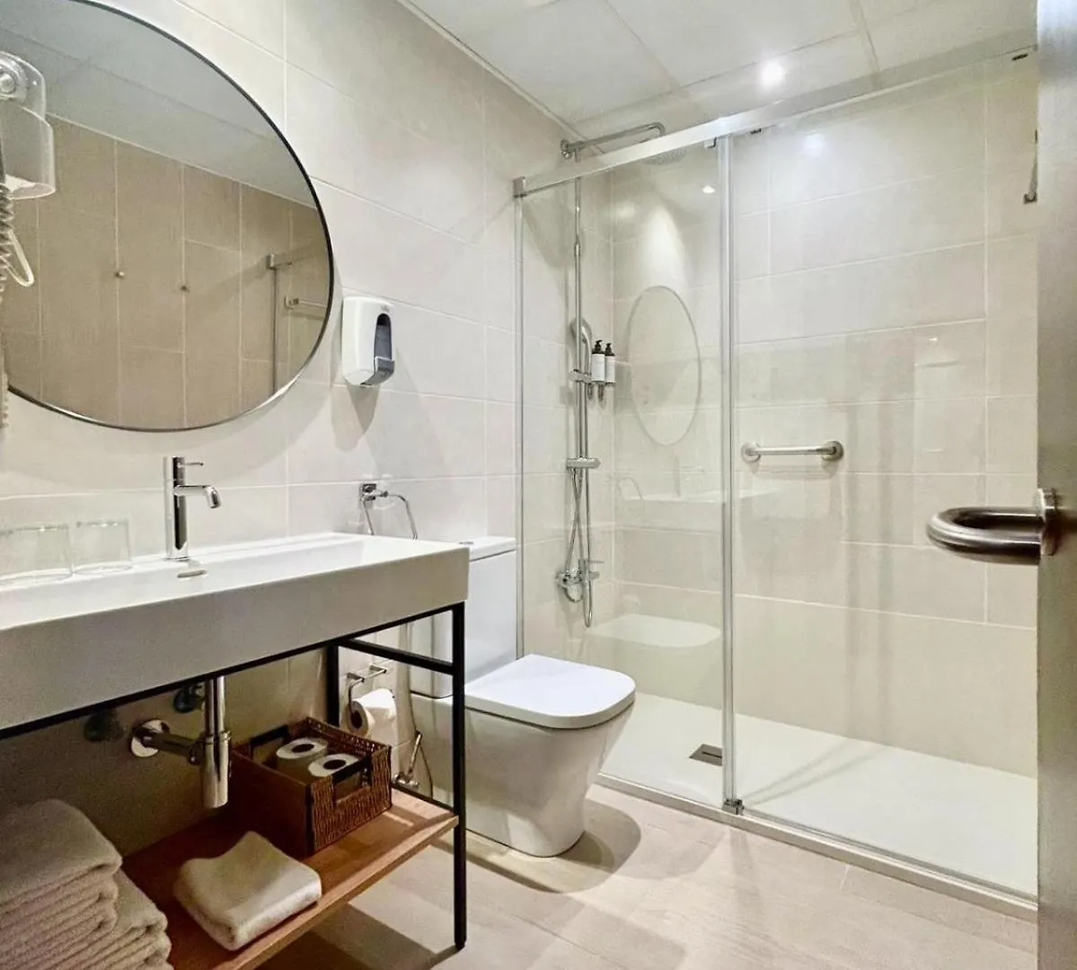 Hostal Centric Barcelona 2*,  Spain